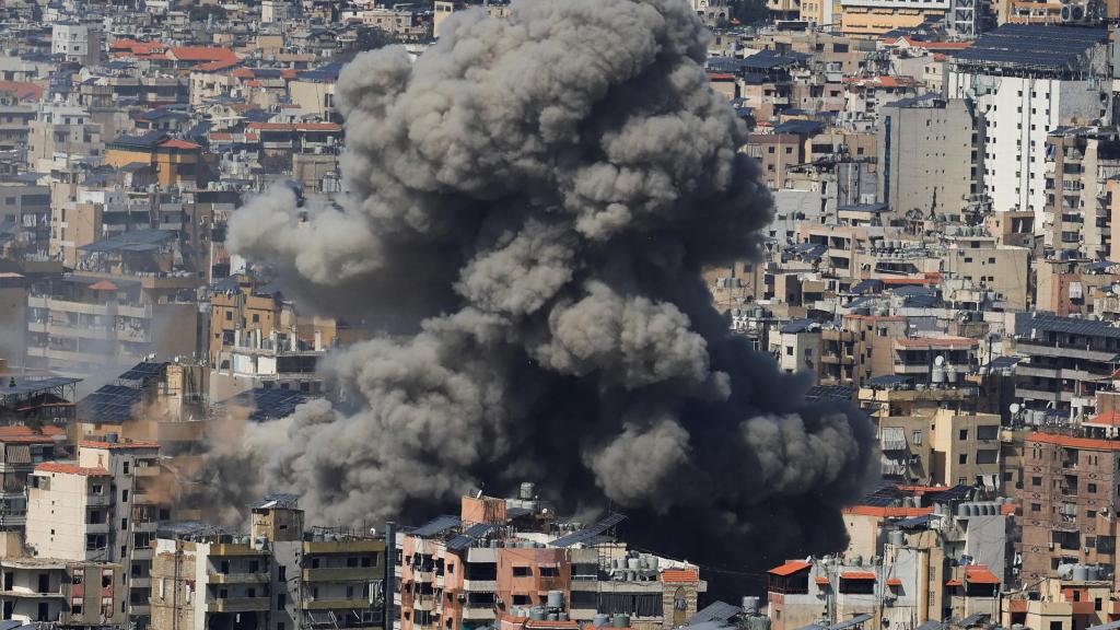 Humo en el sur de Beirut, Líbano, después de un ataque israelí el 11 de marzo de 2026.