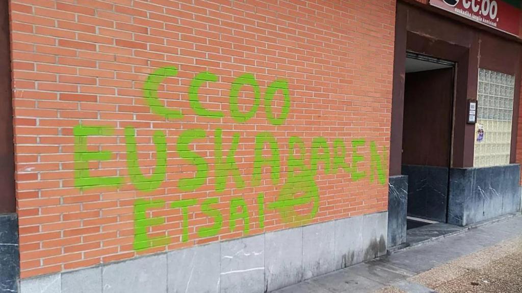 Pintada contra la sede de CCOO en Durango