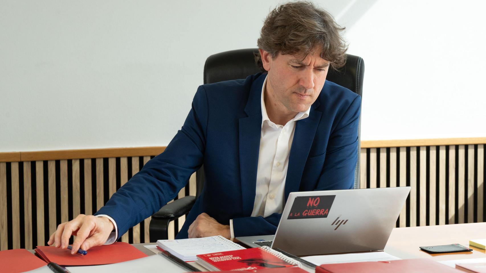 El líder del PSE, Eneko Andueza, en la entrevista con Crónica Vasca.