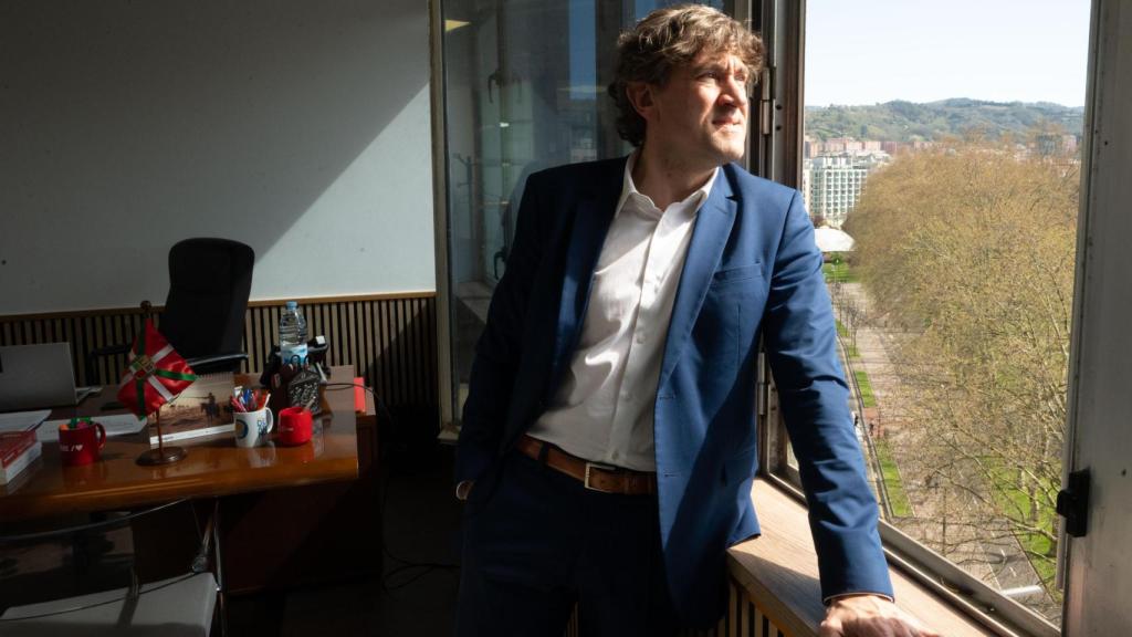 El líder del PSE, Eneko Andueza, en una entrevista con Crónica Vasca.