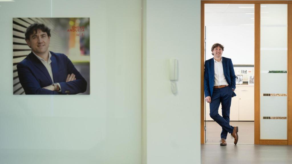El líder del PSE, Eneko Andueza, a las puertas de su despacho en la sede del PSE.