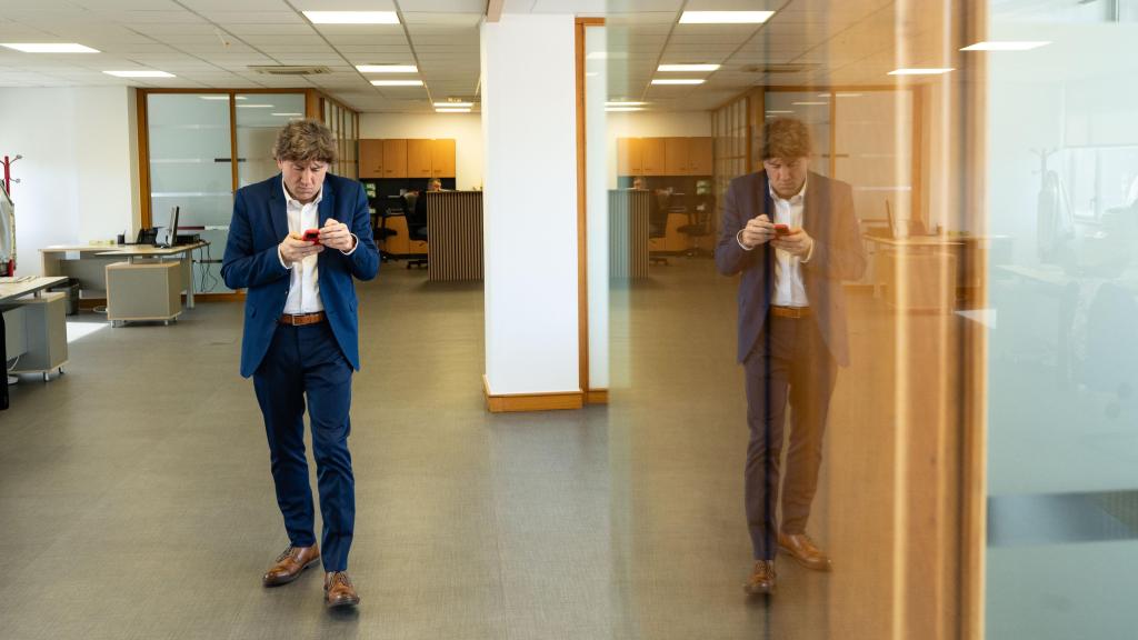 El líder del PSE, Eneko Andueza, consulta su teléfono antes de su entrevista con Crónica Vasca.