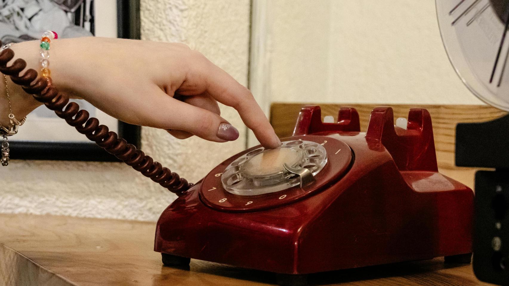 Imagen de un viejo teléfono haciendo una llamada.