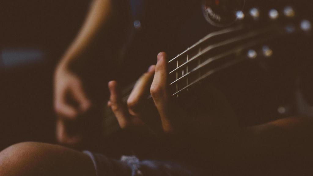 Un músico toca la guitarra.