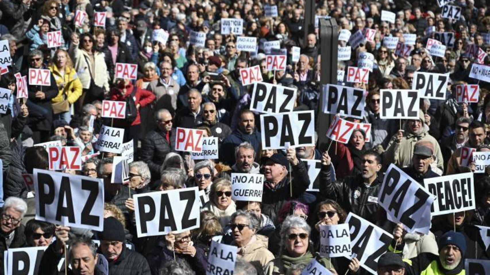 Miles de personas han participado este sábado en Madrid en la protesta convocada por la plataforma PararLaGuerra reclamando parar la guerra en Irán