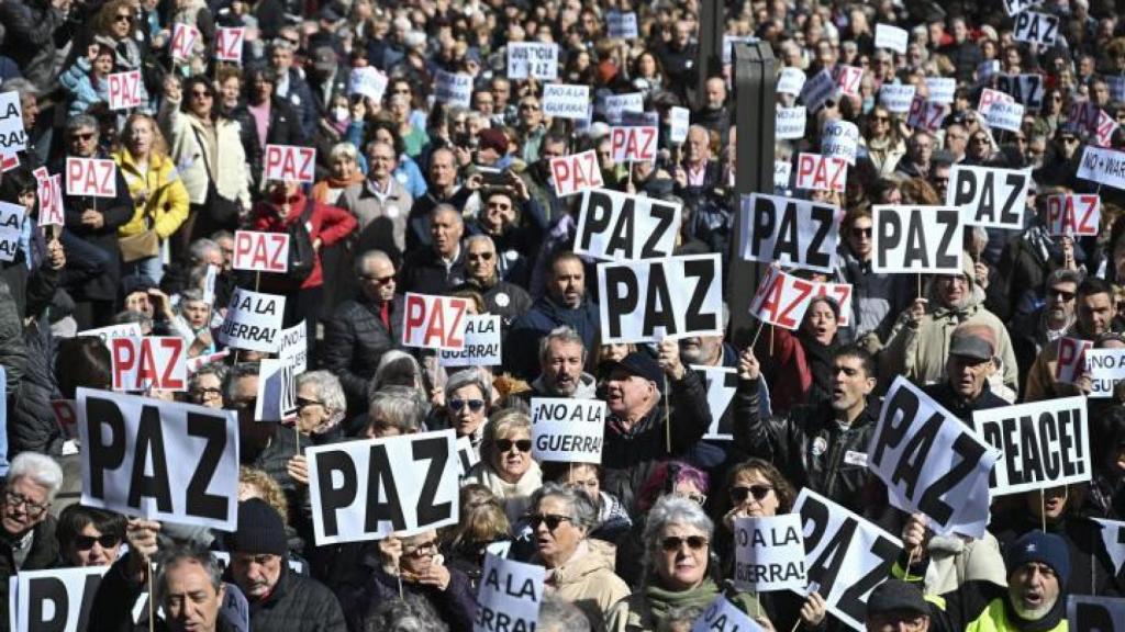 Miles de personas han participado este sábado en Madrid en la protesta convocada por la plataforma PararLaGuerra reclamando parar la guerra en Irán