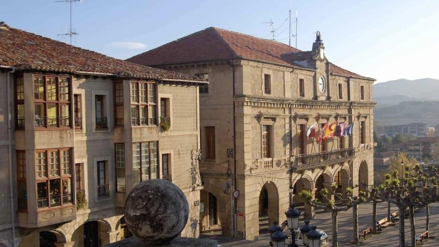 Ciudad de manzanos es el significado de Medina de Pomar cuya población actual apenas sobrepasa los seis mil habitantes. Una cifra que se duplica durante el periodo estival, convirtiendo a la capital de las Merindades, en eje del Territorio obarenes