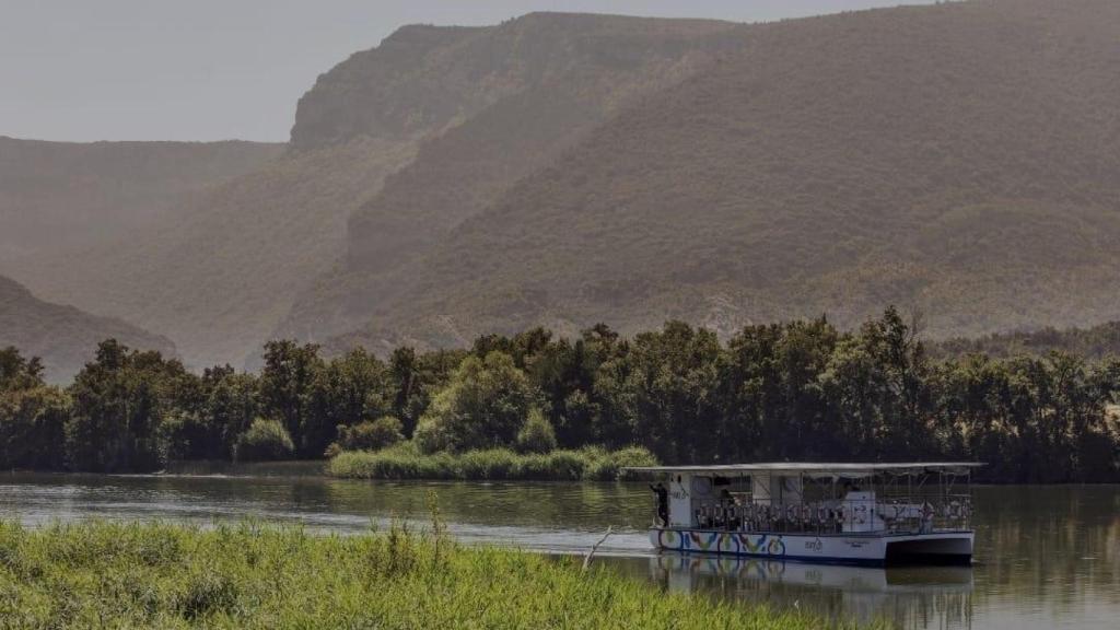 Construido a mediados del pasado siglo, el embalse de Sobrón está ubicado en una zona de gran riqueza natural que se aprecia durante los paseos en barco