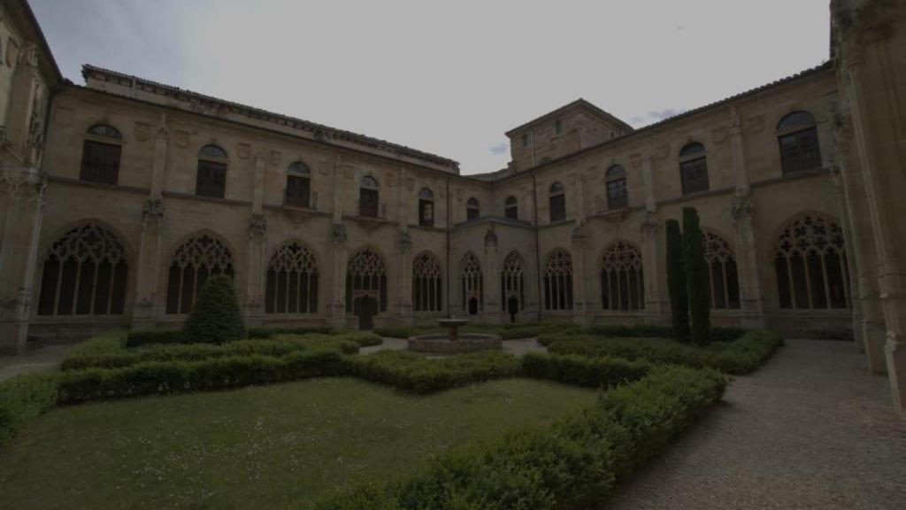 a representación del Cronicón de Oña se celebra en el altar mayor del monasterio de San Salvador, un espectáculo que cada verano atrae a miles de visitantes
