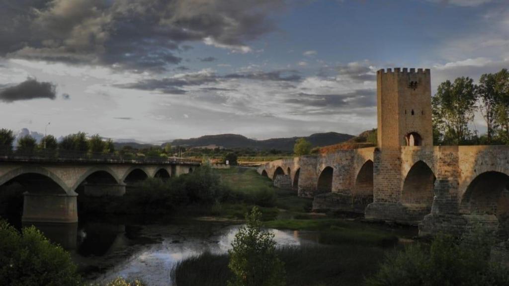 Nueve arcos y hasta torre defensiva tiene este puente de casi ciento cincuenta metros de longitud y que fue restaurado durante la Edad Media, aunque los orígenes son romanos