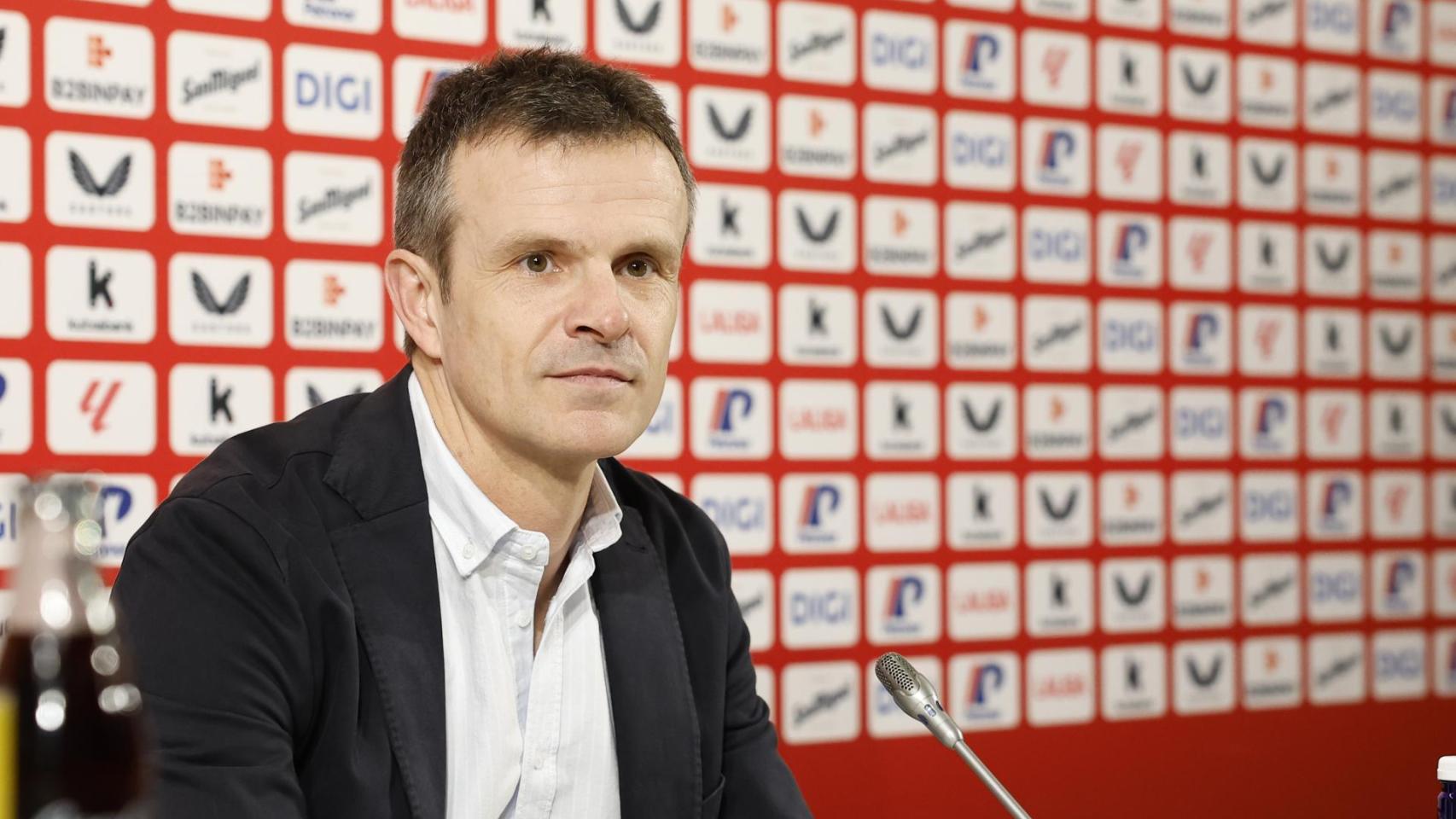 El presidente del Athletic Club de Bilbao, Jon Uriarte, ha ofrcio este martes una rueda de prensa para informar sobre el acoso y las amenazas en su domicilio que ha denunciado y sobre el anuncio de Ernesto Valverde de que dejará de ser el entrenador del equipo al finalizar la presente temporada