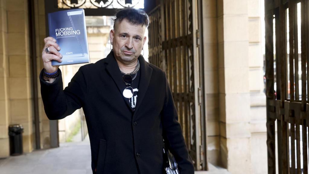 El acusado, Jon Perurena, posa en la entrada de la Audiencia de Gipuzkoa antes de arrancar el juicio
