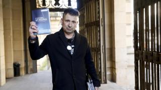 El acusado, Jon Perurena, posa en la entrada de la Audiencia de Gipuzkoa antes de arrancar el juicio contra este profesor, para el que la Fiscalía solicita penas que suman 22 años de cárcel, acusado de solicitar favores sexuales a tres alumnas menores de edad de un centro educativo de Irun