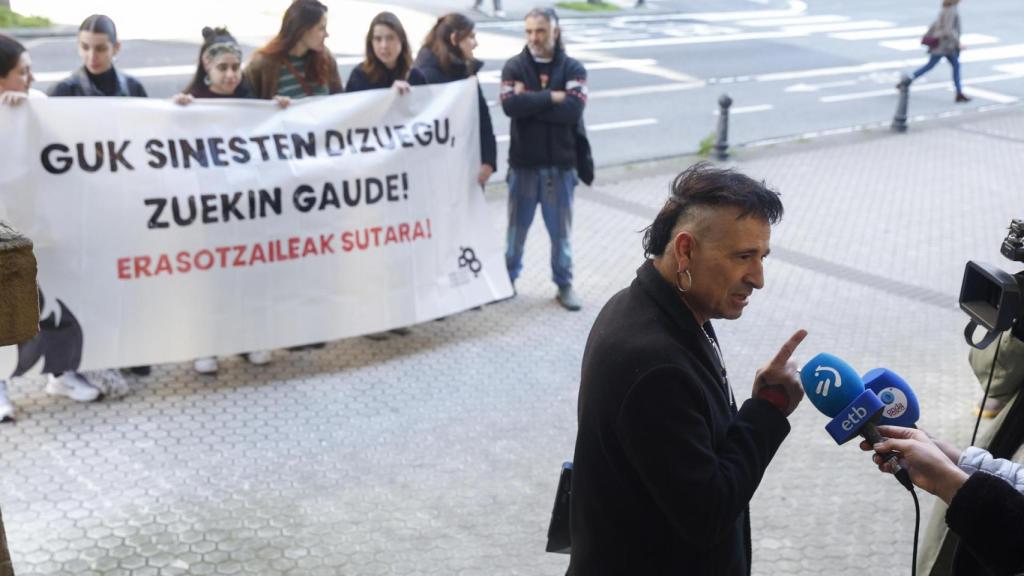El acusado, Jon Perurena, posa en la entrada de la Audiencia de Gipuzkoa antes de arrancar el juicio contra este profesor, para el que la Fiscalía solicita penas que suman 22 años de cárcel, acusado de solicitar favores sexuales a tres alumnas menores de edad de un centro educativo de Irun