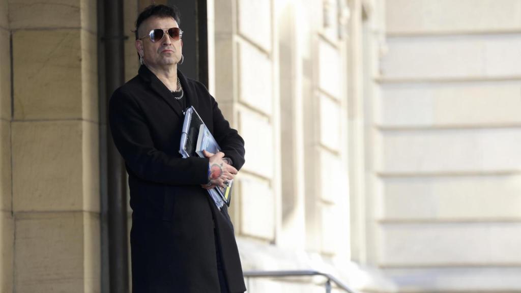 El acusado, Jon Perurena, posa en la entrada de la Audiencia de Gipuzkoa antes de arrancar el juicio 