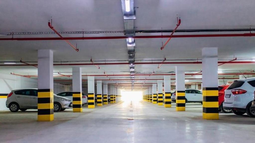 Un garaje con coches.