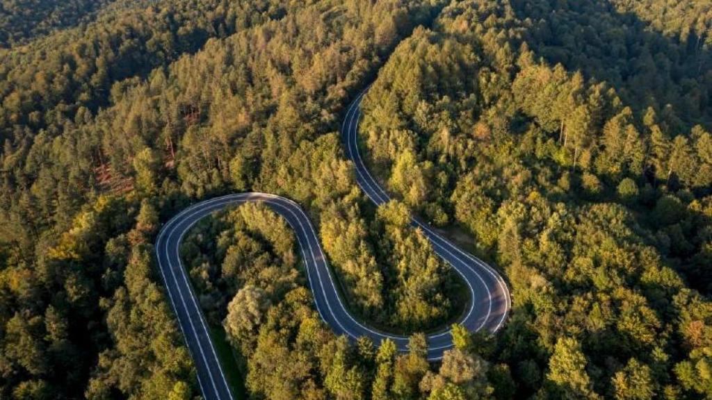 Una carretera entre belleza natural.