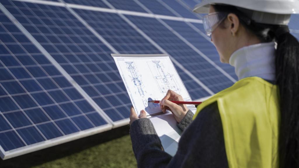 Imagen de archivo de una operaria en una plata fotovoltaica