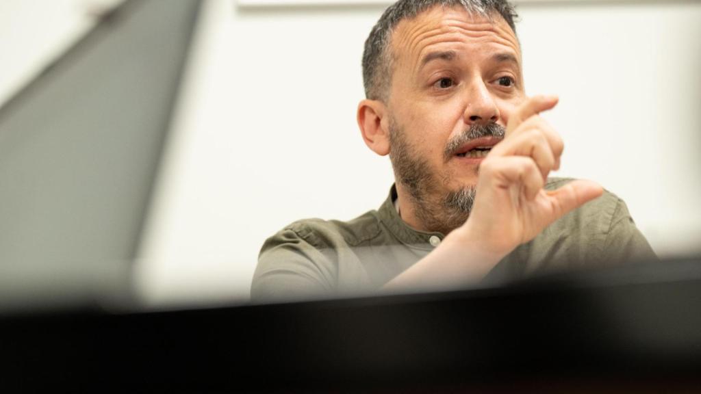 Santi Martínez gesticula durante la entrevista / David de Haro Araba Press