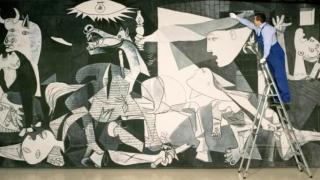 Una copia del Guernica del pintor español Pablo Ruiz Picasso