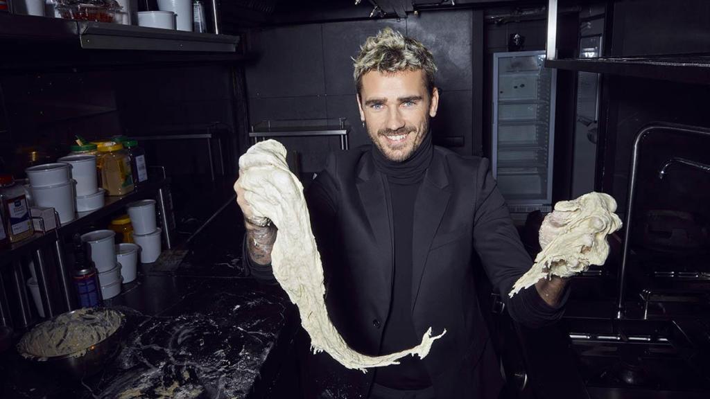 Griezmann, durante la sesión de fotos semanas antes de la apertura del restaurante Rhudo.