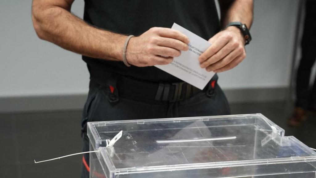 Un agente de la Ertzaintza deposita su voto en las urnas para participar en las elecciones sindicales del cuerpo policial en una imagen de archivo a 26 de marzo de 2026