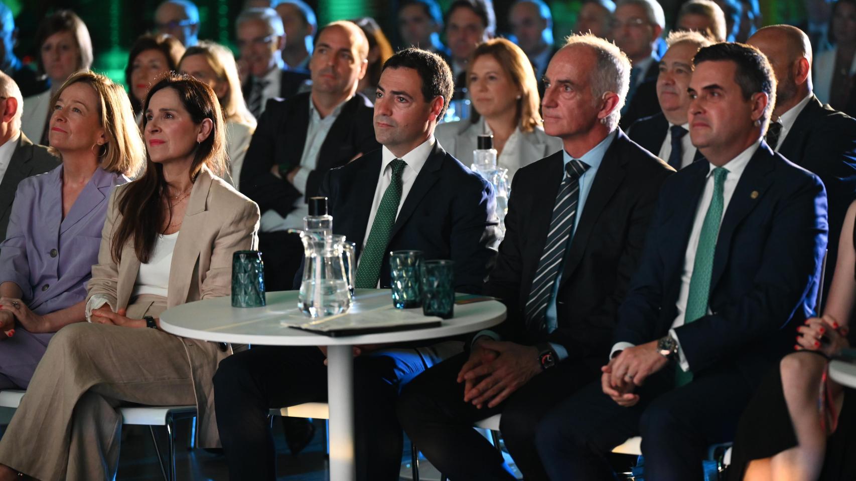 El lehendakari Imanol Pradales junto a Alex Artetxe, presidente de Arteche, en la presentación del plan industrial del Gobierno vasco / David de Haro Europa Press