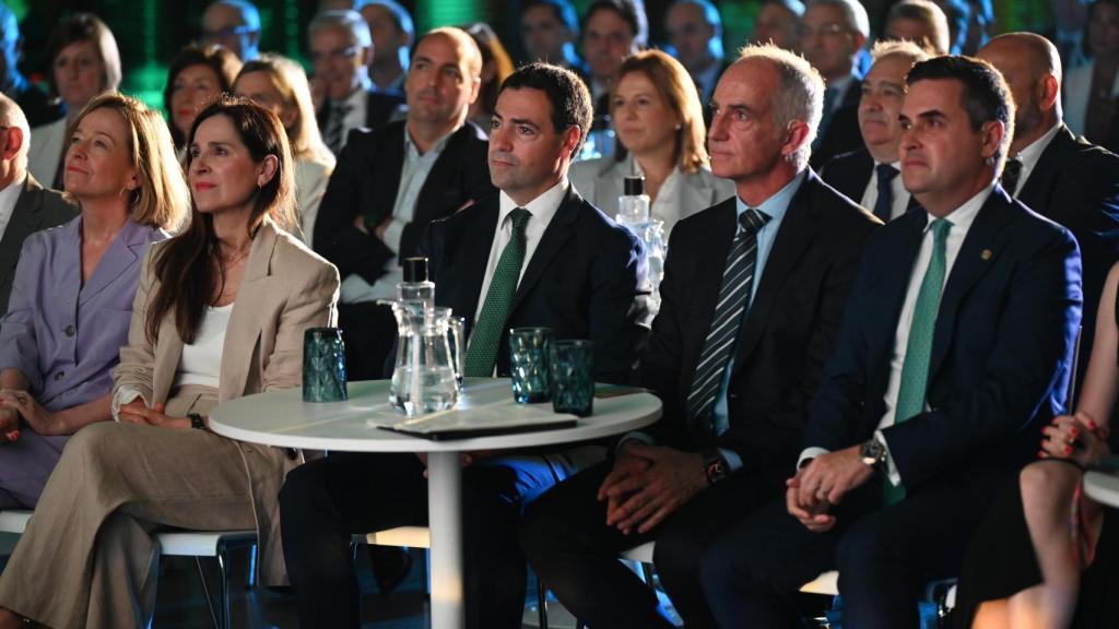 El lehendakari Imanol Pradales junto a Alex Artetxe, presidente de Arteche, en la presentación del plan industrial del Gobierno vasco / David de Haro Europa Press