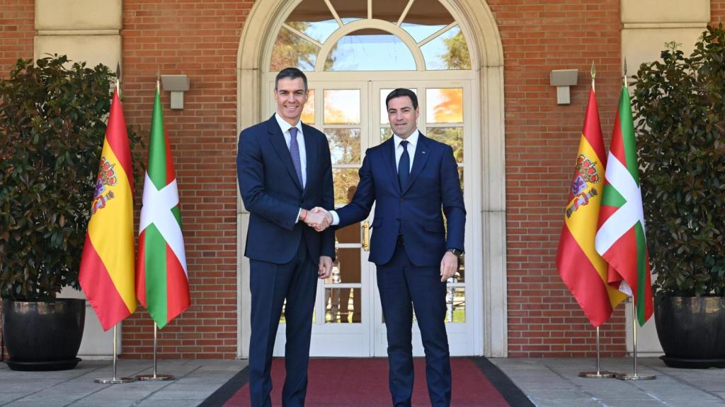 El presidente del Gobierno, Pedro Sánchez, recibe en La Moncloa al lehendakari, Imanol Pradales