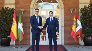 El presidente del Gobierno, Pedro Sánchez, recibe en La Moncloa al lehendakari, Imanol Pradales