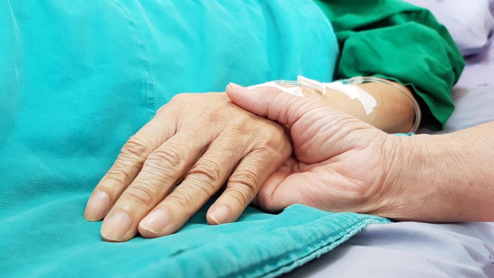Una médico ayuda a una paciente.