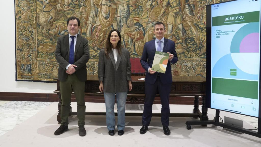 El nuevo ararteko, Mikel Mancisidor, durante la entrega este lunes a la presidenta del Parlamento vasco, Bakartxo Tejeria, del informe anual de actividad del defensor del pueblo vasco