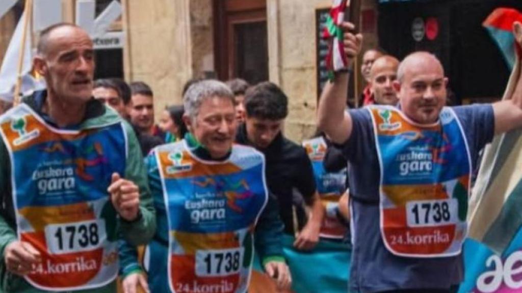 Xabier Atristain, Mikel San Argimiro y Balbino Sáenz, expresos de ETA, en la Korrika.