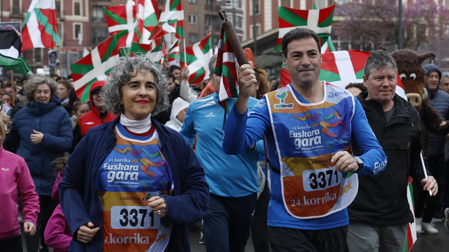 El lehendakari, Imanol Pradales, acompañado de la vicelehendakari, Ibone Bengoetxea, en la Korrika a su paso por Bilbao