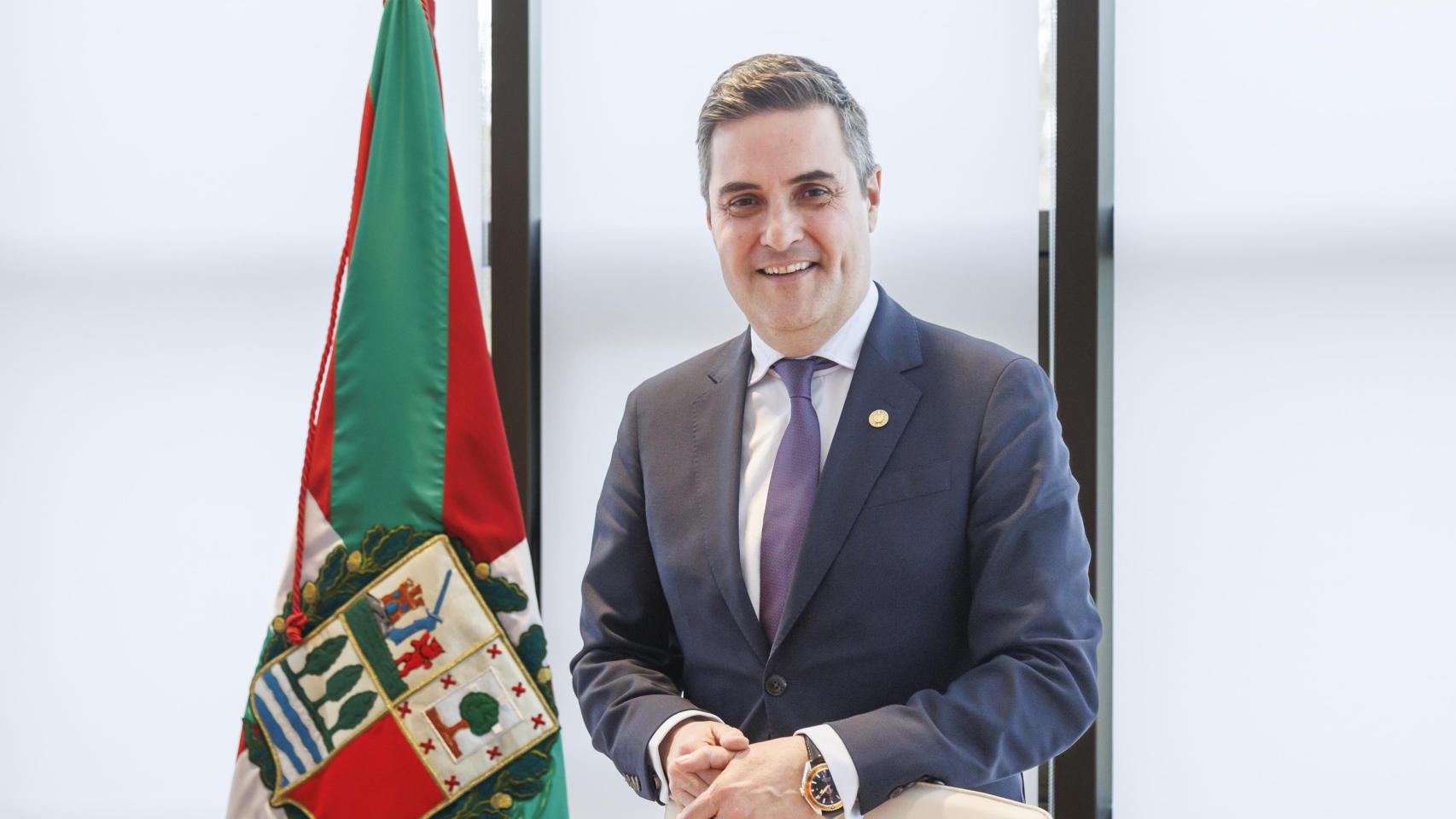 El consejero Mikel Jauregi posa antes de la entrevista / Araba Press