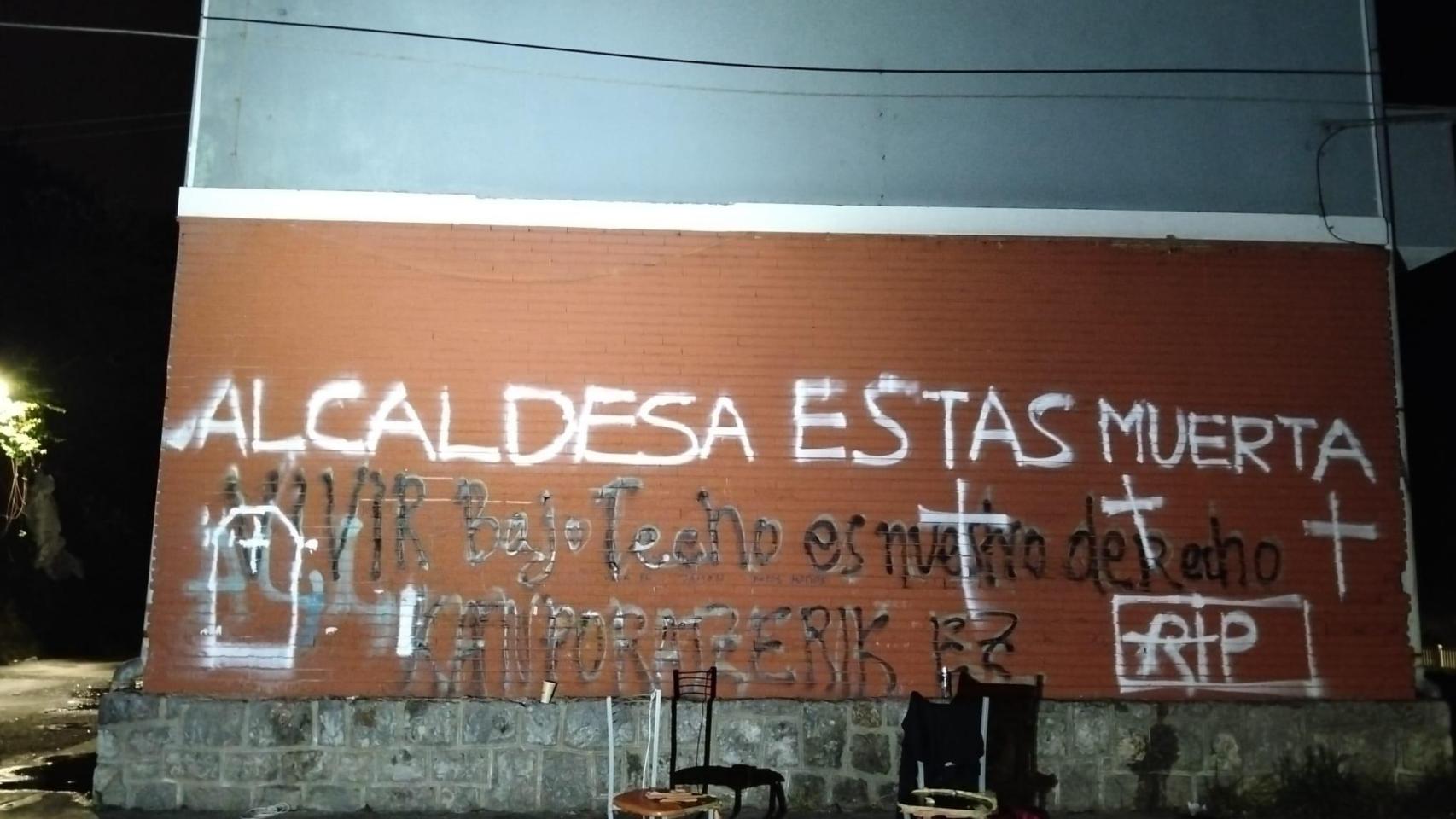 Pintadas contra la alcaldesa del PNV de Lemoa, Esther Iturrioz