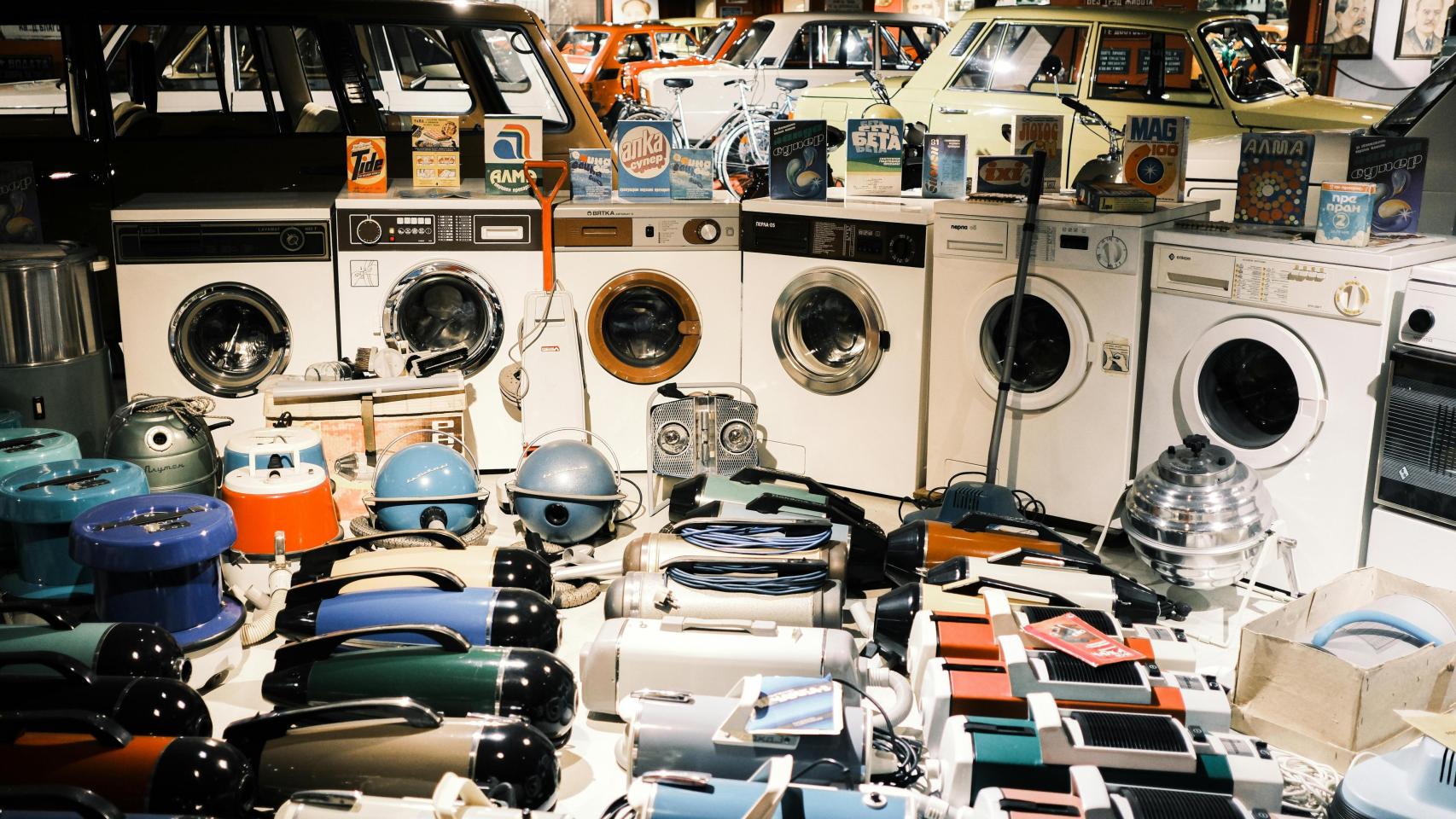 Viejos electrodomésticos en una tienda.