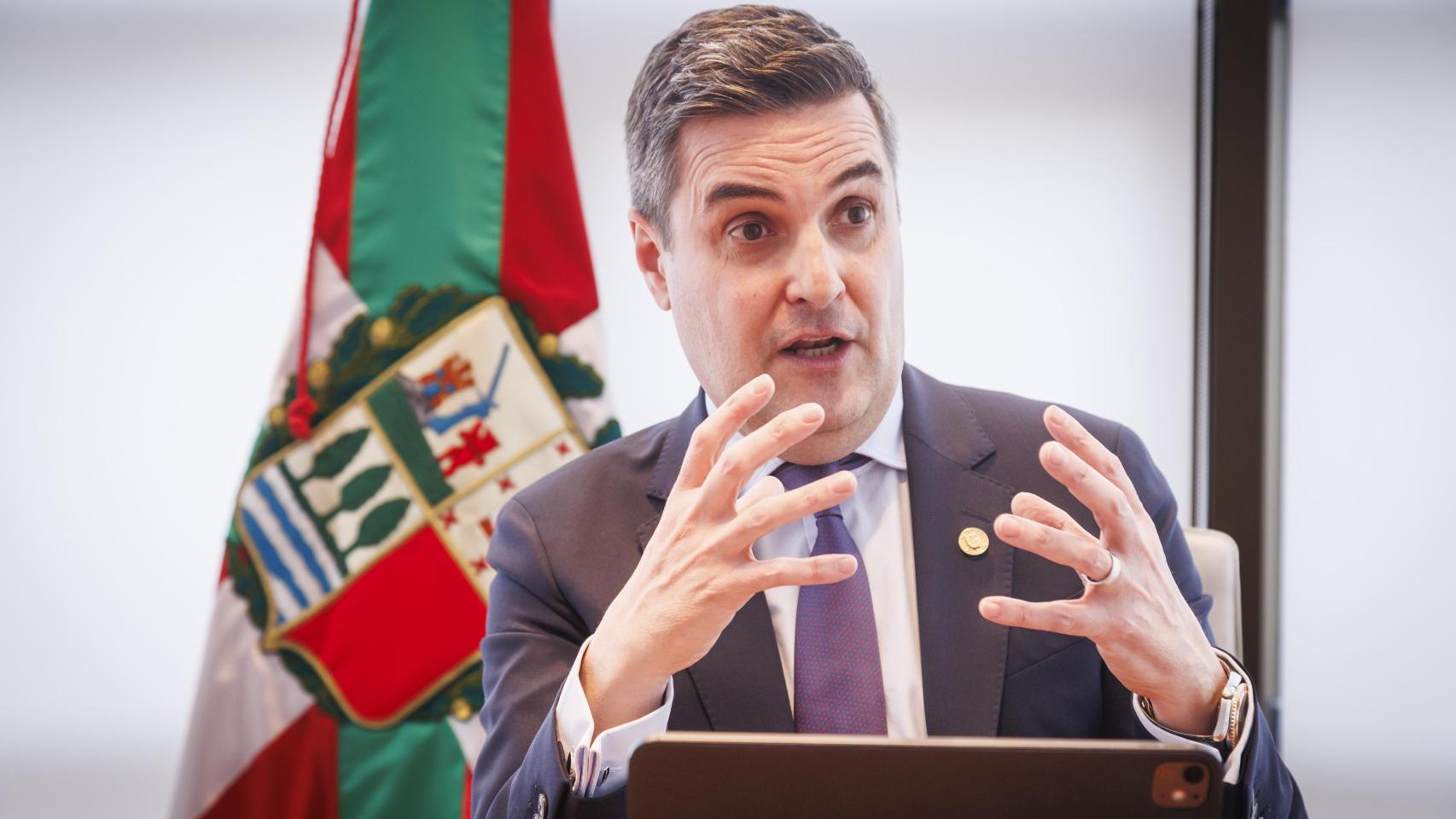 El consejero de Industria, Transición Energética y Sostenibilidad, Mikel Jauregi, en su entrevista a Crónica Vasca
