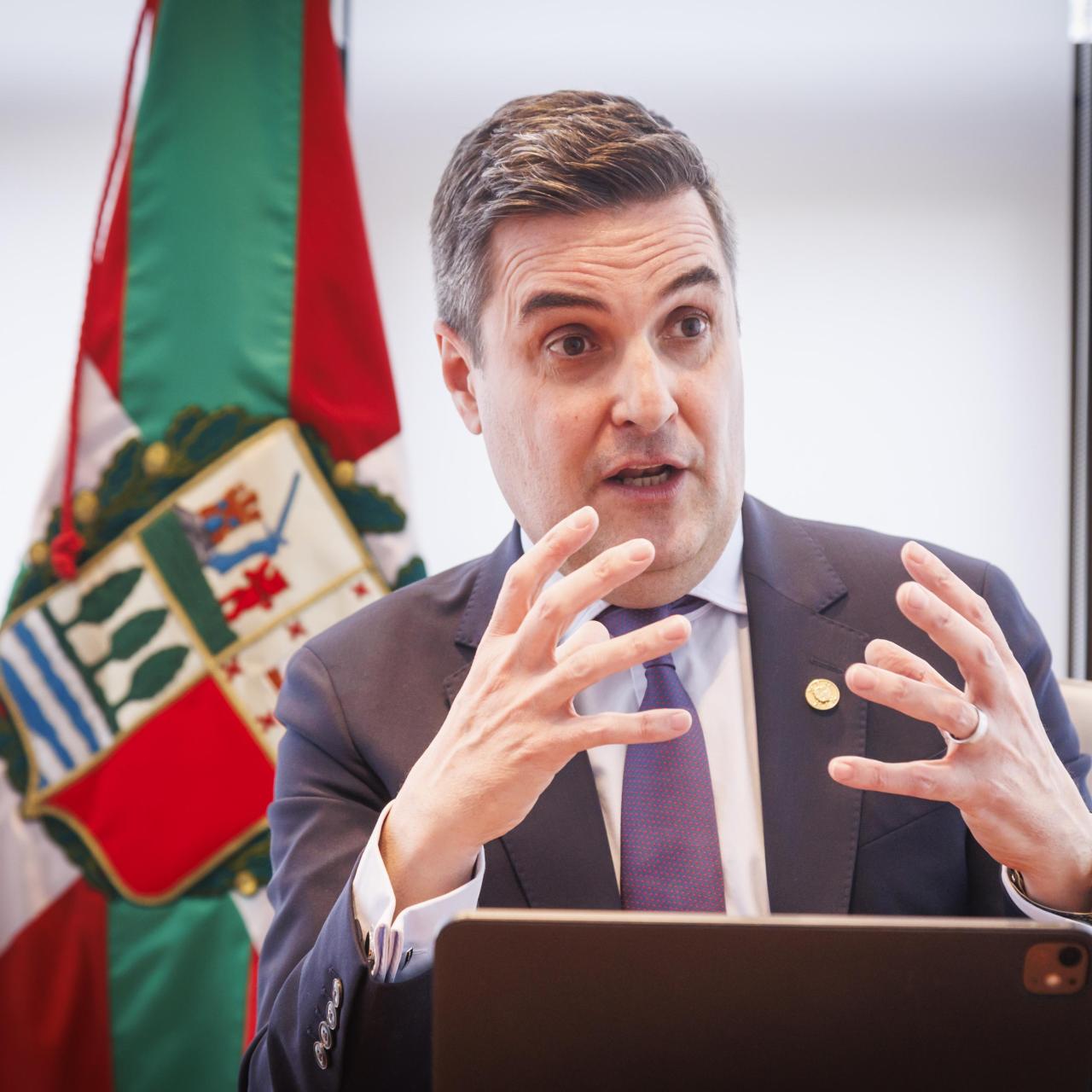 El consejero de Industria, Transición Energética y Sostenibilidad, Mikel Jauregi, en su entrevista a Crónica Vasca
