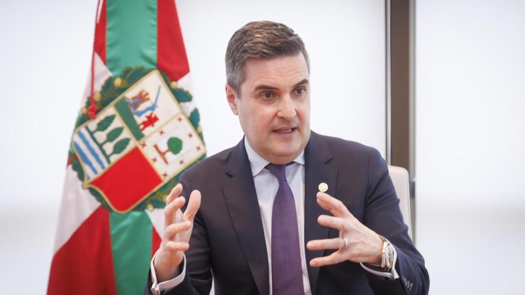 Jauregi da una explicación con la ikurriña de fondo / Araba Press
