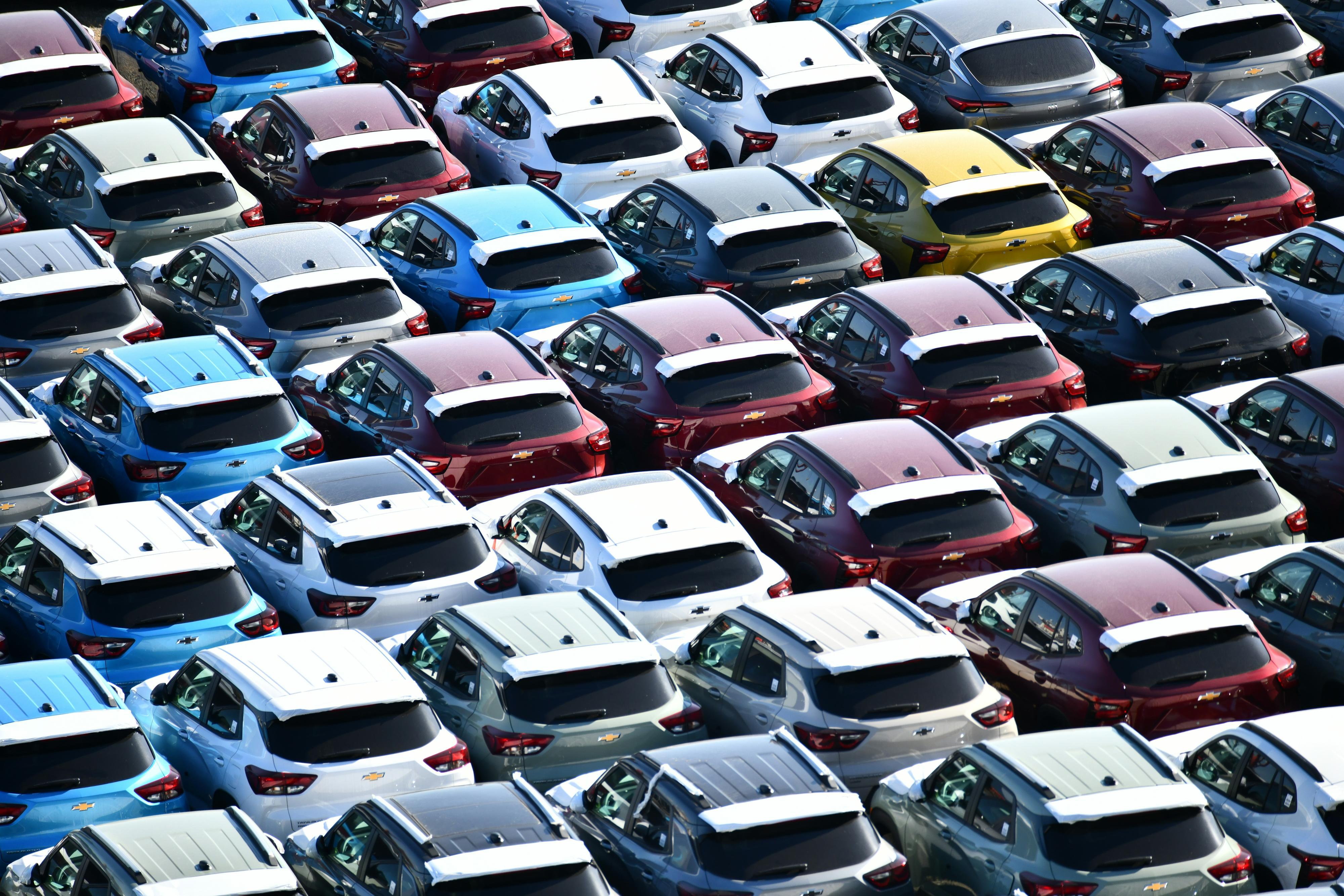 Coches aparcados en una imagen de archivo
