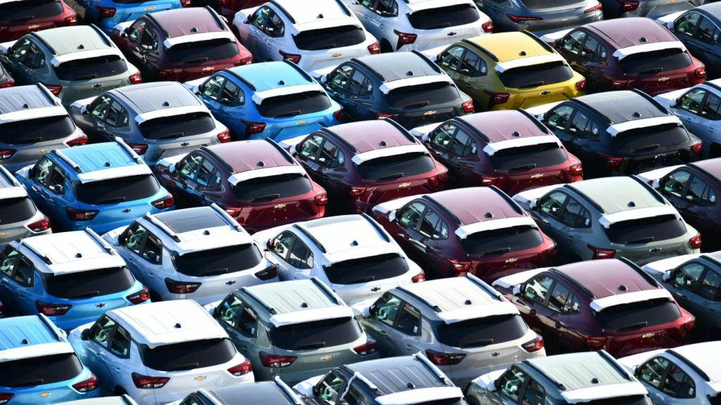 Coches aparcados en una imagen de archivo