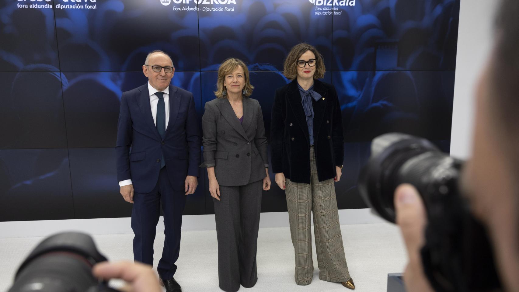 Los diputados generales de Gipuzkoa, Bizkaia y Álava, Eider Mendoza (c), Ramiro González yElixabete Etxanobe