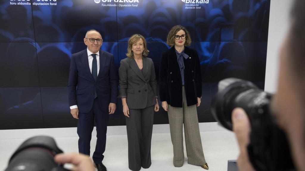 Los diputados generales de Gipuzkoa, Bizkaia y Álava, Eider Mendoza (c), Ramiro González yElixabete Etxanobe