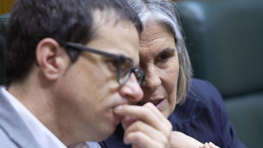 El portavoz de EH Bildu, Pello Otxandiano, junto a la parlamentaria de su formación, Nerea Kortajarena