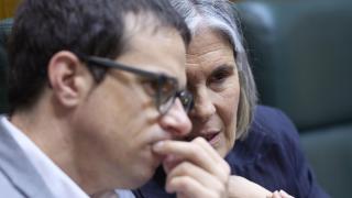 El portavoz de EH Bildu, Pello Otxandiano, junto a la parlamentaria de su formación, Nerea Kortajarena