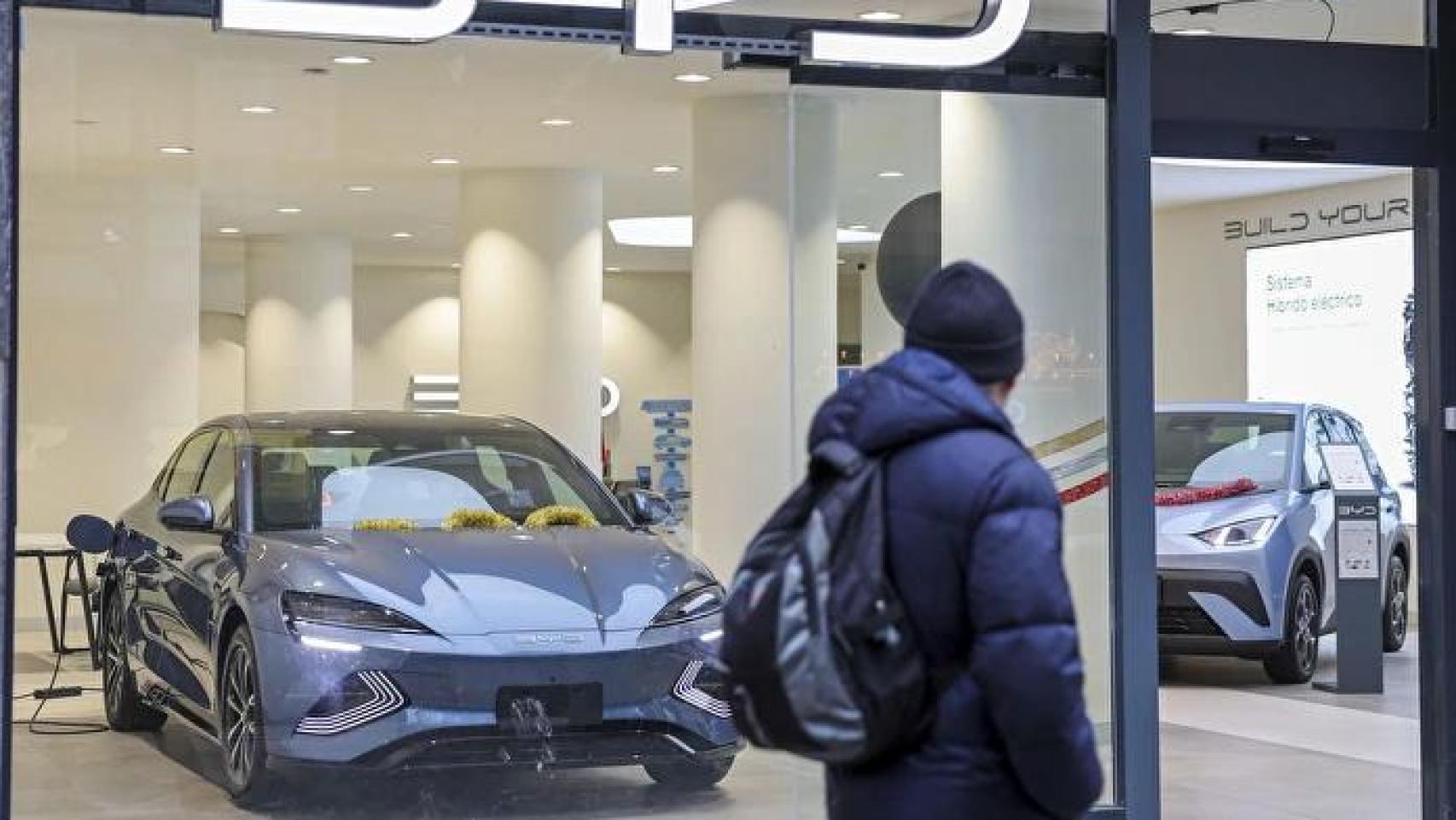 Un concesionario en Bilbao de la marca BYD especializada en coches eléctricos expone varios modelos