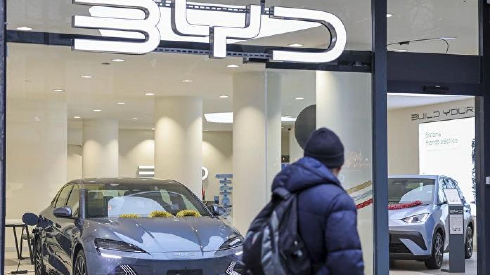 Un concesionario en Bilbao de la marca BYD especializada en coches eléctricos expone varios modelos