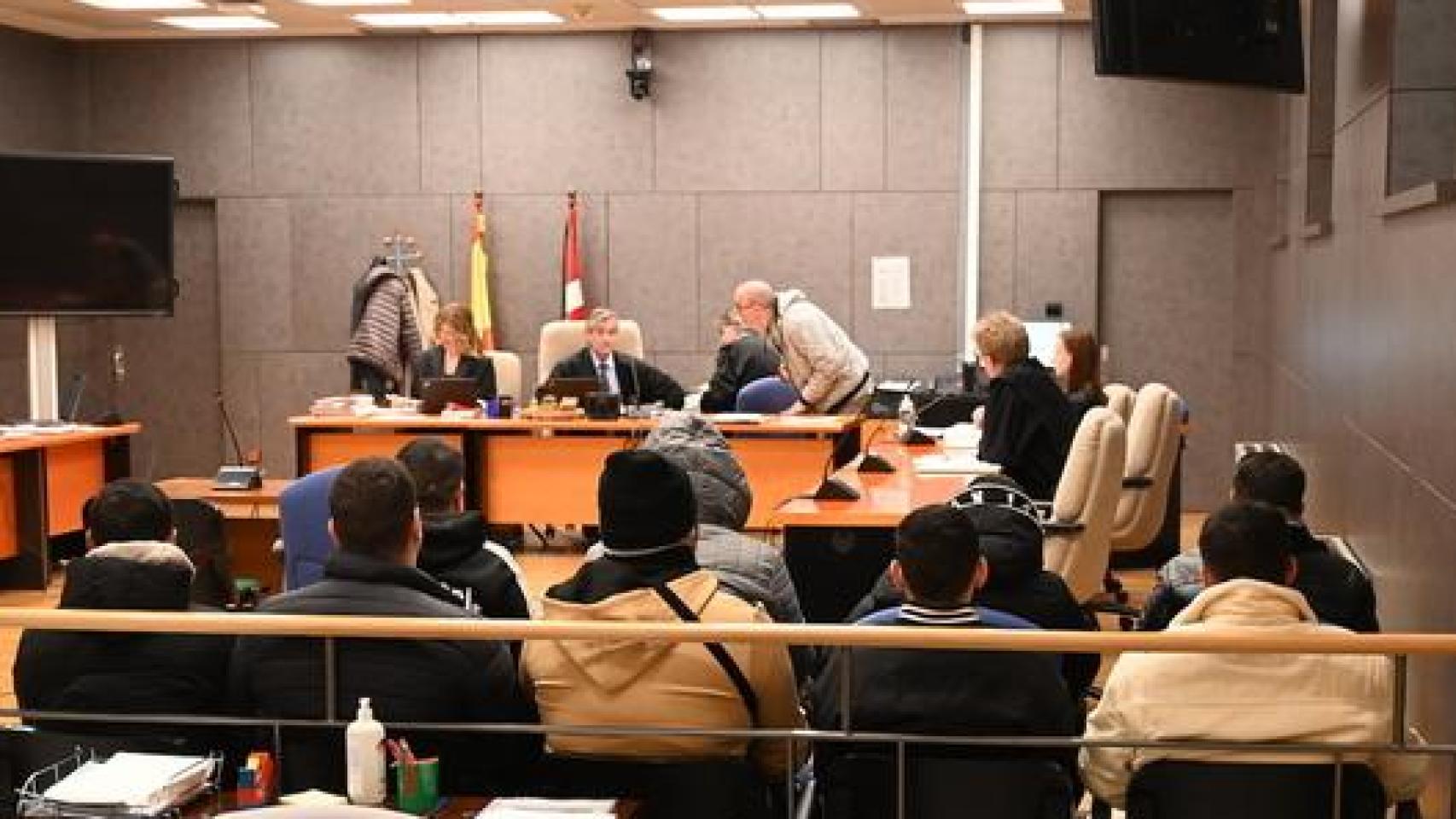 El grupo de culpables por agresión homófoba, durante el juicio.