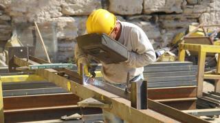 Trabajador de la construcción con una estructura de acero.